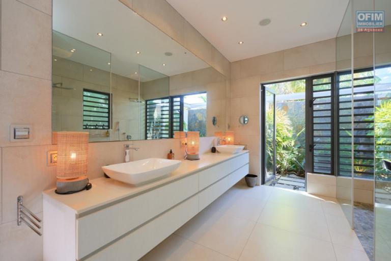 A vendre villa de 4 chambres en suite + bureau de 414,20 m2 sur un terrain de 1 065 m2 accessible aux etrangers &agrave; Grand Baie.