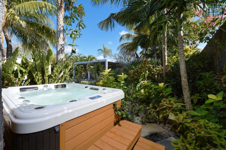 A vendre villa de 4 chambres en suite + bureau de 414,20 m2 sur un terrain de 1 065 m2 accessible aux etrangers &agrave; Grand Baie.