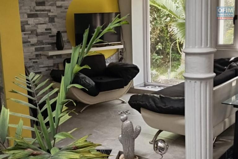 Duplex d&rsquo;exception 120 m&sup2; avec jardin paysager de 170 m&sup2; &agrave; The Vale&ndash; Bien rare et atypique