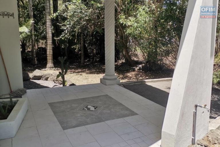 Duplex d&rsquo;exception 120 m&sup2; avec jardin paysager de 170 m&sup2; &agrave; The Vale&ndash; Bien rare et atypique