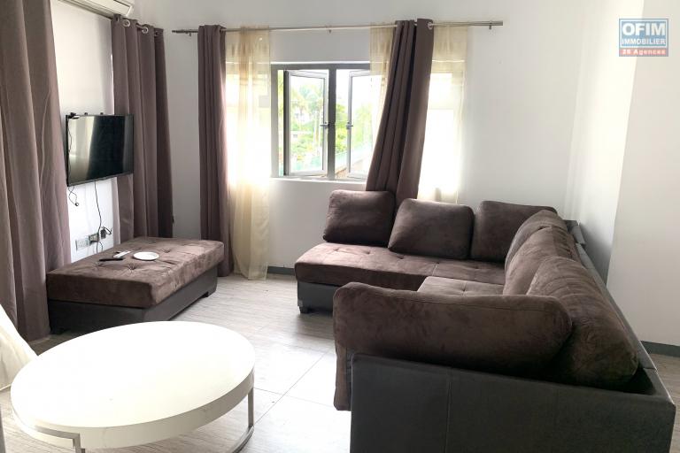 Flic En Flac &agrave; louer appartement trois chambres ensuite climatis&eacute;es avec piscine commune et parking.