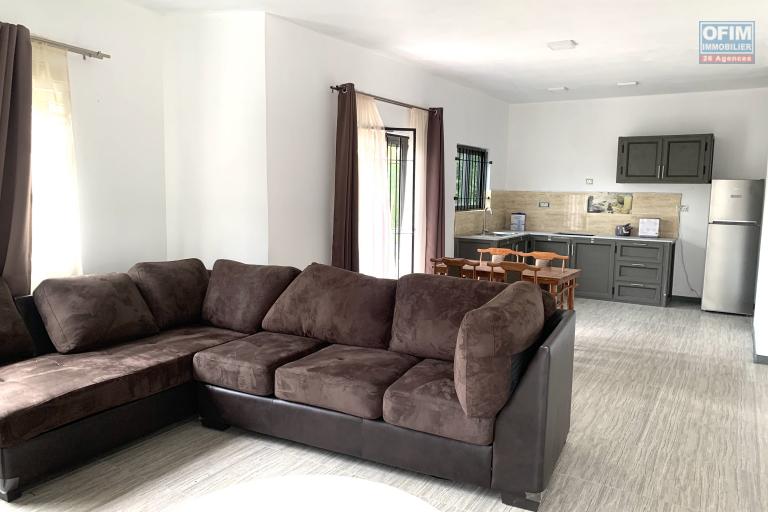 Flic En Flac &agrave; louer appartement trois chambres ensuite climatis&eacute;es avec piscine commune et parking.