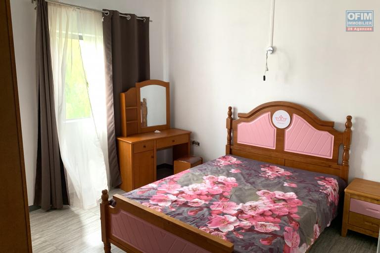 Flic En Flac &agrave; louer appartement trois chambres ensuite climatis&eacute;es avec piscine commune et parking.