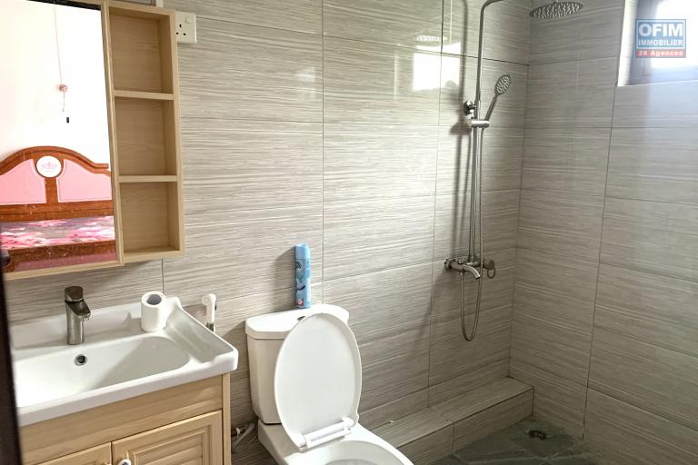 Flic En Flac &agrave; louer appartement trois chambres ensuite climatis&eacute;es avec piscine commune et parking.