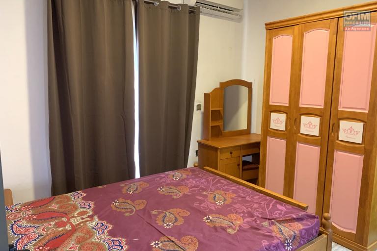 Flic En Flac &agrave; louer appartement trois chambres ensuite climatis&eacute;es avec piscine commune et parking.