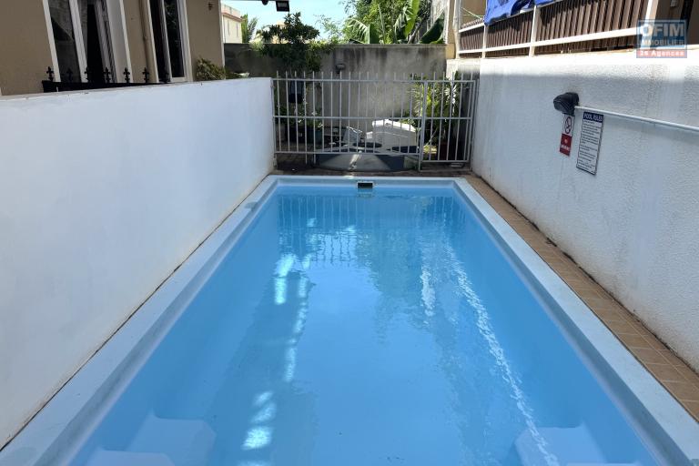 Flic en Flac à louer appartement 2 chambres avec vue dégagée, piscine commune et 1 parking.