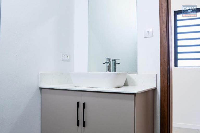 Saisissez une occasion unique d'acquérir une villa spacieuse et moderne à Grand Baie, dans un programme exclusif de 4 villas de luxe.