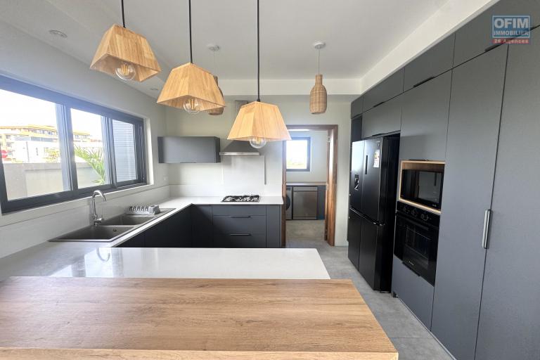  Flic en Flac &agrave; vendre belle villa 4 chambres  avec vue oc&eacute;an, piscine et garage situ&eacute;e dans un quartier r&eacute;sidentiel et s&eacute;curis&eacute;.