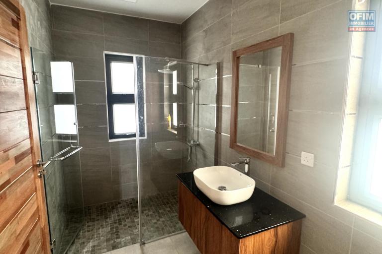  Flic en Flac &agrave; vendre belle villa 4 chambres  avec vue oc&eacute;an, piscine et garage situ&eacute;e dans un quartier r&eacute;sidentiel et s&eacute;curis&eacute;.