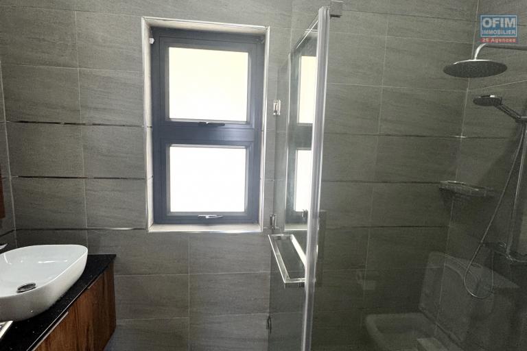  Flic en Flac &agrave; vendre belle villa 4 chambres  avec vue oc&eacute;an, piscine et garage situ&eacute;e dans un quartier r&eacute;sidentiel et s&eacute;curis&eacute;.