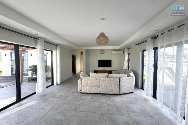  Flic en Flac &agrave; vendre belle villa 4 chambres  avec vue oc&eacute;an, piscine et garage situ&eacute;e dans un quartier r&eacute;sidentiel et s&eacute;curis&eacute;.