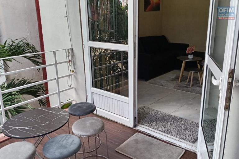 À VENDRE – Appartement rénové avec piscine commune - Pereybère