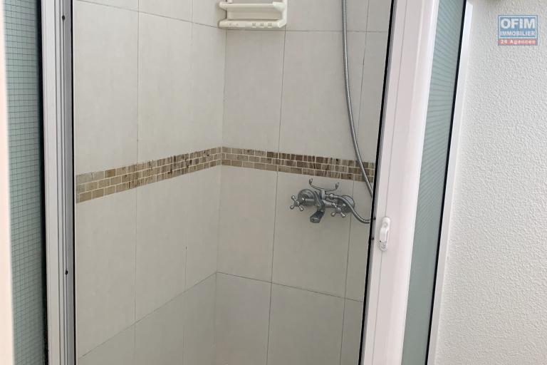 À louer – Duplex 3 chambres avec piscine privée, environnement calme à Flic-en-Flac, Île Maurice