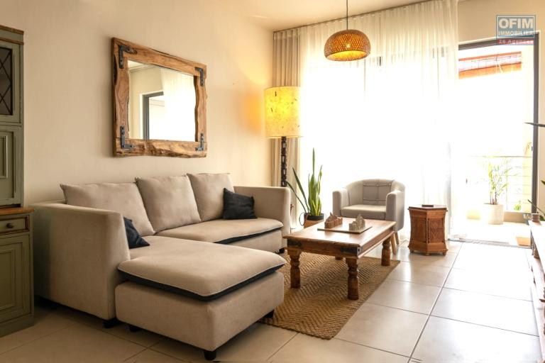 À louer – Flic en Flac, Île Maurice Magnifique appartement récent de 3 chambres situé au dernier étage, avec toit-terrasse, piscine commune et parking sécurisé.