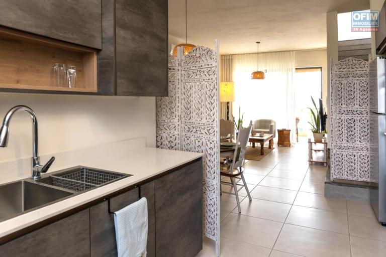 À louer – Flic en Flac, Île Maurice Magnifique appartement récent de 3 chambres situé au dernier étage, avec toit-terrasse, piscine commune et parking sécurisé.