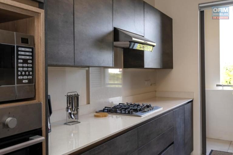 À louer – Flic en Flac, Île Maurice Magnifique appartement récent de 3 chambres situé au dernier étage, avec toit-terrasse, piscine commune et parking sécurisé.