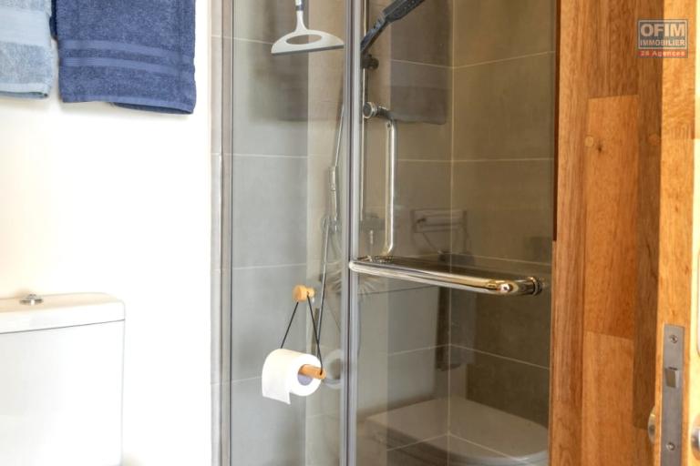 À louer – Flic en Flac, Île Maurice Magnifique appartement récent de 3 chambres situé au dernier étage, avec toit-terrasse, piscine commune et parking sécurisé.