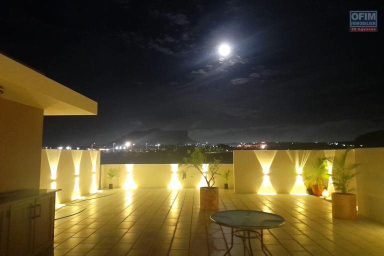 À louer – Flic en Flac, Île Maurice Magnifique appartement récent de 3 chambres situé au dernier étage, avec toit-terrasse, piscine commune et parking sécurisé.