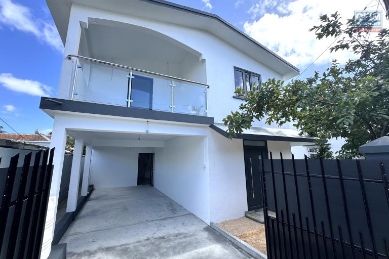 Maison r&eacute;nov&eacute;e &agrave; louer &agrave; Sodnac Ile Maurice &ndash; 3 chambres + bureau, emplacement id&eacute;al