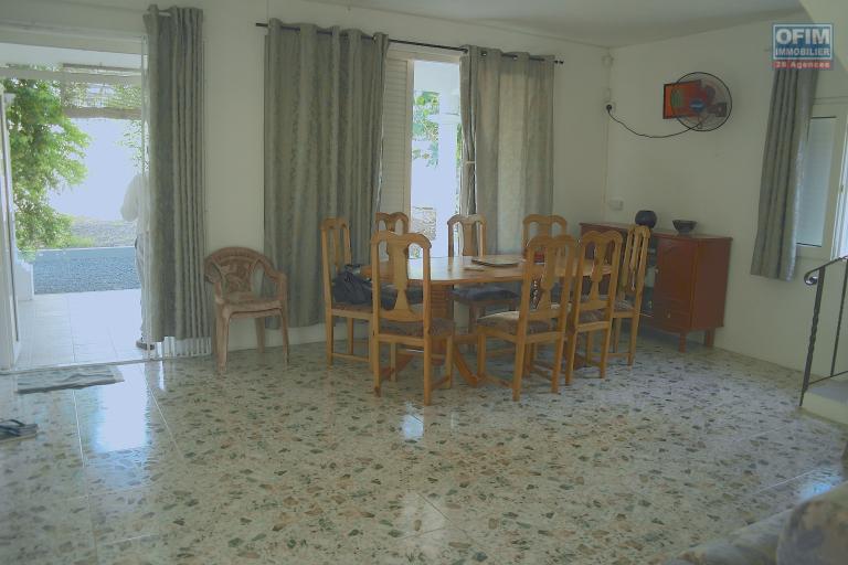 Flic en Flac, &Icirc;le Maurice &ndash; &Agrave; vendre agr&eacute;able villa de 4 chambres situ&eacute;e dans un quartier calme et r&eacute;sidentiel, &agrave; seulement 2 minutes de la plage et des commerces.