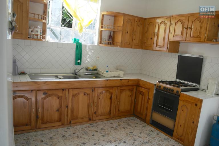 Flic en Flac, &Icirc;le Maurice &ndash; &Agrave; vendre agr&eacute;able villa de 4 chambres situ&eacute;e dans un quartier calme et r&eacute;sidentiel, &agrave; seulement 2 minutes de la plage et des commerces.