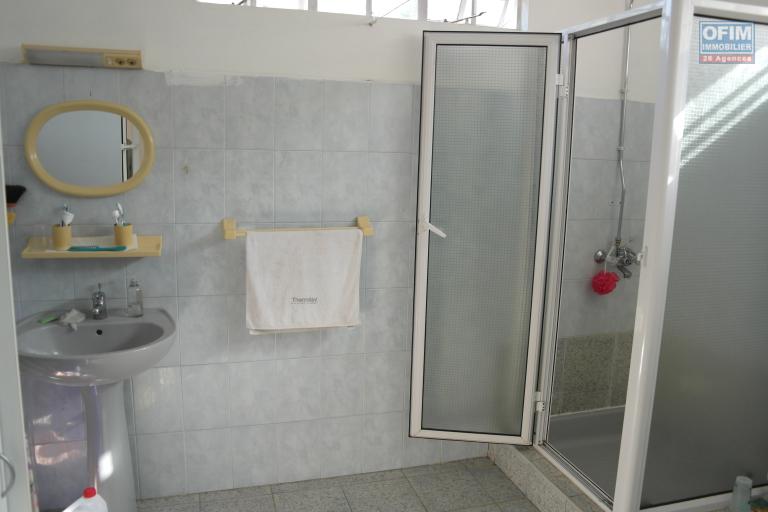 Flic en Flac, &Icirc;le Maurice &ndash; &Agrave; vendre agr&eacute;able villa de 4 chambres situ&eacute;e dans un quartier calme et r&eacute;sidentiel, &agrave; seulement 2 minutes de la plage et des commerces.