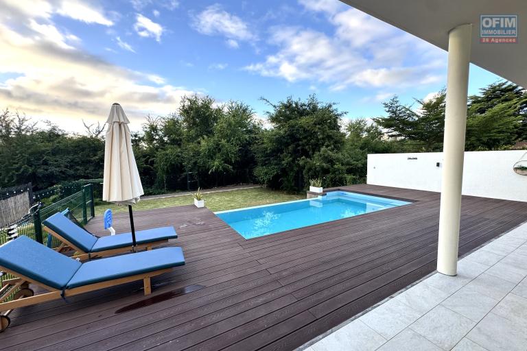 Flic en Flac Ile Maurice à vendre magnifique villa contemporaine récente avec piscine et vue nature