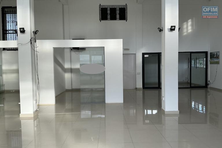 LOCAL COMMERCIAL &Agrave; LOUER &ndash; GRAND BAIE &ndash; 121 M&sup2;