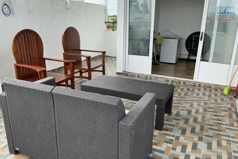 À LOUER – GRAND BAIE maison sur 2 étages avec rooftop aménagé dans résidence sécurisée. Île Maurice