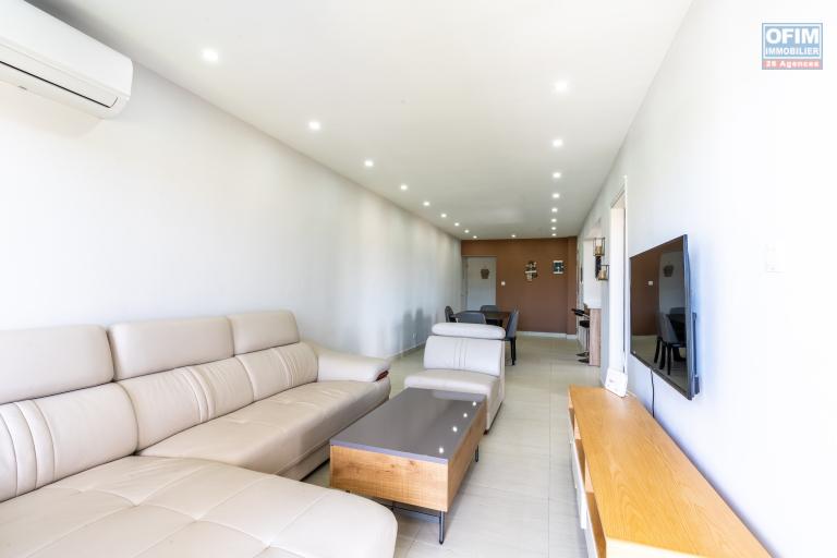 À vendre appartement 3 chambres au dernier étage avec jacuzzi et vue dégagée Flic en Flac ile Maurice vue imprenable • ascenseur • à quelques pas de la plage