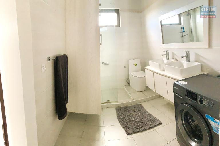 À vendre appartement 3 chambres au dernier étage avec jacuzzi et vue dégagée Flic en Flac ile Maurice vue imprenable • ascenseur • à quelques pas de la plage