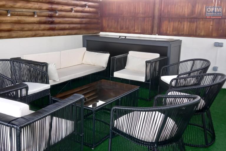 À vendre appartement 3 chambres au dernier étage avec jacuzzi et vue dégagée Flic en Flac ile Maurice vue imprenable • ascenseur • à quelques pas de la plage