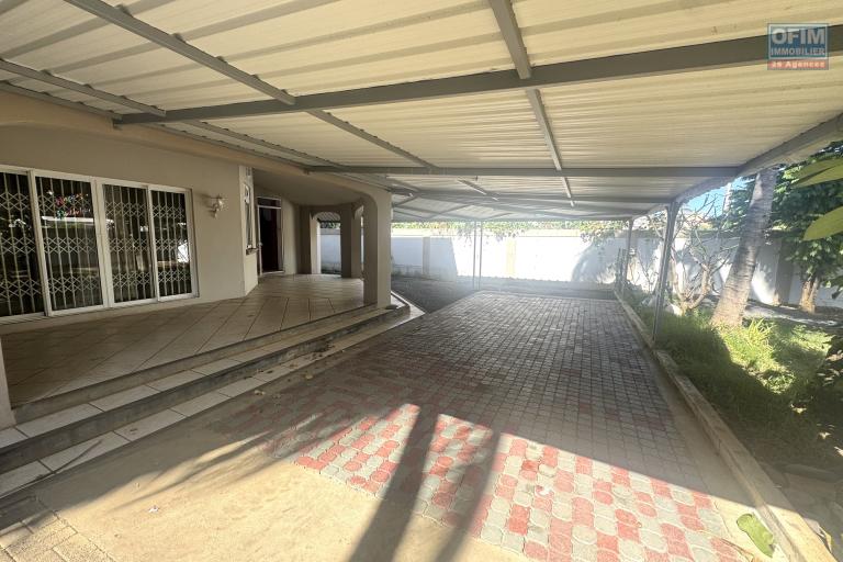 À louer à Flic en Flac ile Maurice – Spacieuse villa de 5 chambres avec garage, proche de la plage