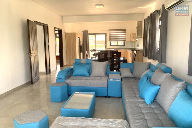 Flic en Flac à louer agréable et récent appartement 2 chambres situé aux deuxième et dernier étages sans ascenseur au calme à 200 m de la plage