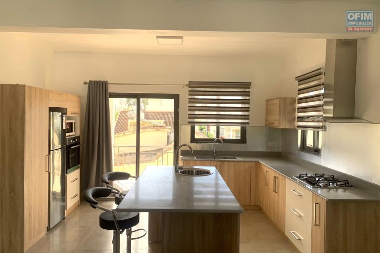 Flic en Flac à louer agréable et récent appartement 2 chambres situé aux deuxième et dernier étages sans ascenseur au calme à 200 m de la plage