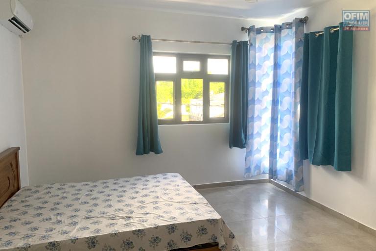 Flic en Flac à louer agréable et récent appartement 2 chambres situé aux deuxième et dernier étages sans ascenseur au calme à 200 m de la plage