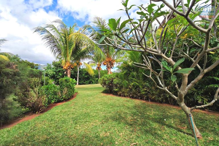 Rivière Noire, Île Maurice – Superbe Duplex de Prestige avec Piscine Privée et Accès Rivière – Réservé aux Acheteurs Mauriciens