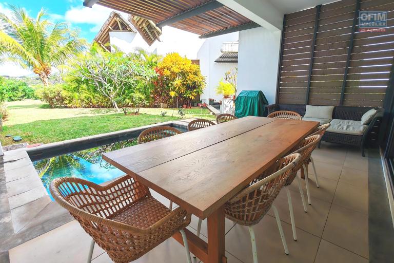 Rivière Noire, Île Maurice – Superbe Duplex de Prestige avec Piscine Privée et Accès Rivière – Réservé aux Acheteurs Mauriciens