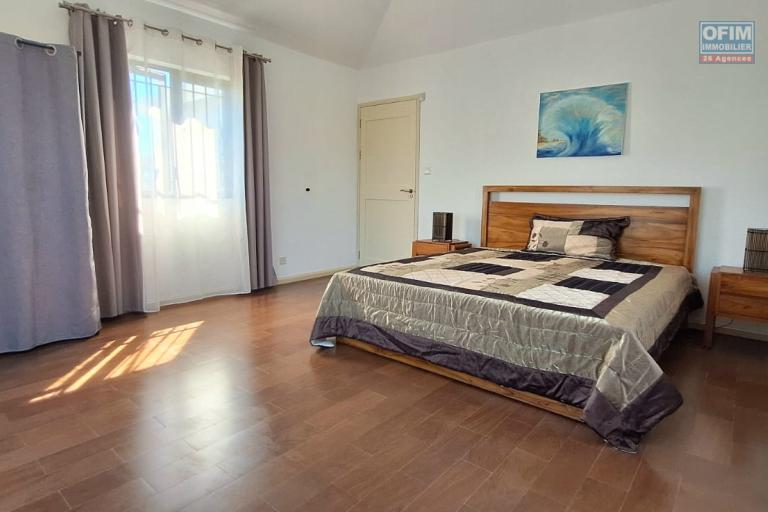 Superbe appartement de 130 m² avec piscine et jardin à Calodyne. 3 chambres (disponible au 01er aout)