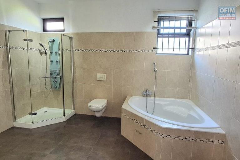 À louer Appartement non meublé de 3 chambres à Calodyne Rs 40,000/mois