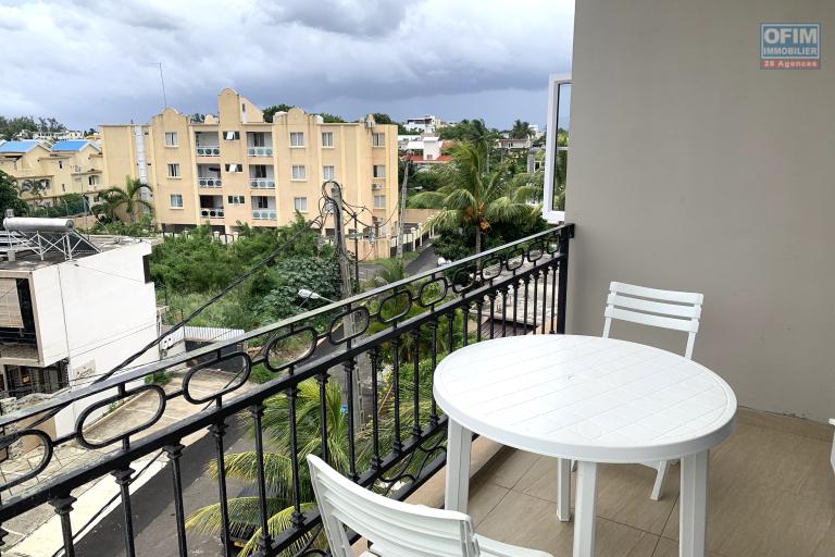 Flic en Flac Ile Maurice à louer appartement 2 chambres décoré avec goût situé au troisième étage avec piscine.