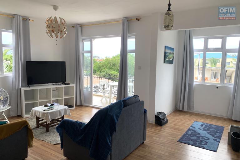 Flic en Flac Ile Maurice à louer appartement 2 chambres décoré avec goût situé au troisième étage avec piscine.