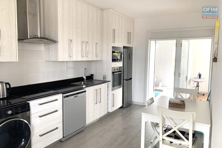 Flic en Flac Ile Maurice à louer appartement 2 chambres décoré avec goût situé au troisième étage avec piscine.
