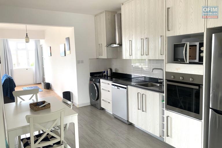 Flic en Flac Ile Maurice à louer appartement 2 chambres décoré avec goût situé au troisième étage avec piscine.