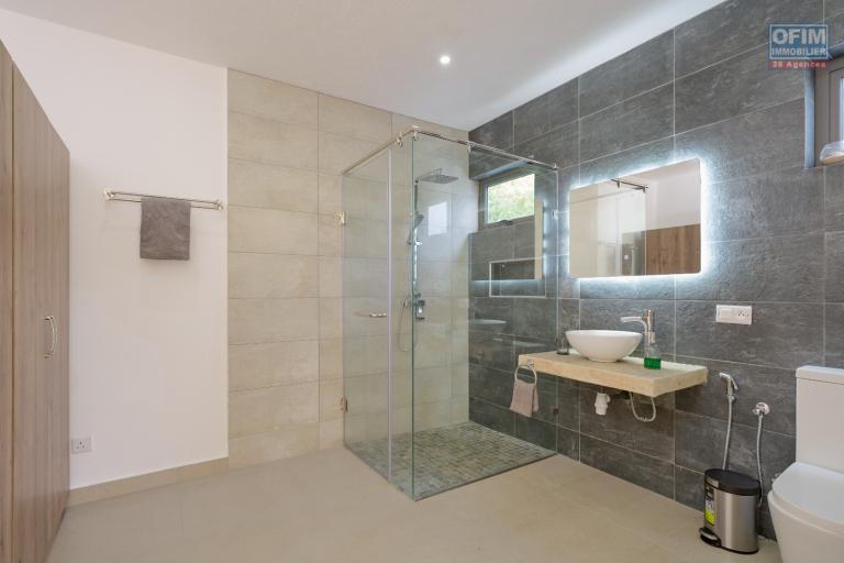 À VENDRE – Élégante villa contemporaine à Grand Baie, île Maurice. Marche local uniquement