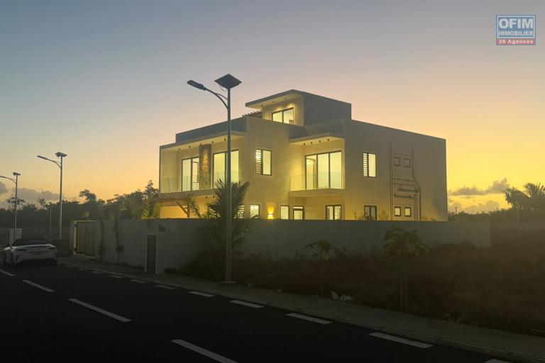 Villa Contemporaine 2026 de 270 m² sur 9.5 Perches | Rooftop Vue Montagne & Piscine Privée | Proche Balaclava & 7 km École du Nord