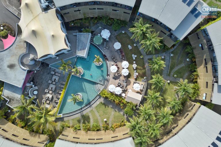 Situé dans la résidence Be Cosy à Trou aux Biches, cet appartement de 50m2 au premiere etage entièrement meublé offre un cadre de vie idéal à seulement quelques pas de la plage.
