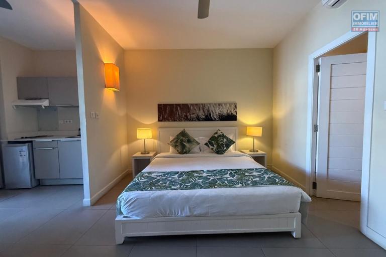 Situé dans la résidence Be Cosy à Trou aux Biches, cet appartement de 50m2 au premiere etage entièrement meublé offre un cadre de vie idéal à seulement quelques pas de la plage.