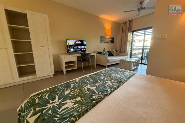 Situé dans la résidence Be Cosy à Trou aux Biches, cet appartement de 50m2 au premiere etage entièrement meublé offre un cadre de vie idéal à seulement quelques pas de la plage.