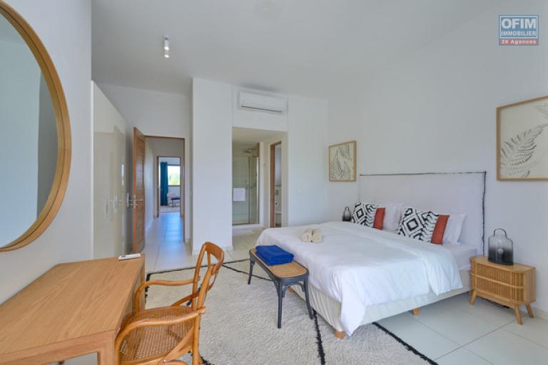 Accessible aux étrangers Appartement GRAND BAIE - PEREYBERE - POINTE AUX CANONNIERS – photo 6 sur 15 – Chambre lumineuse